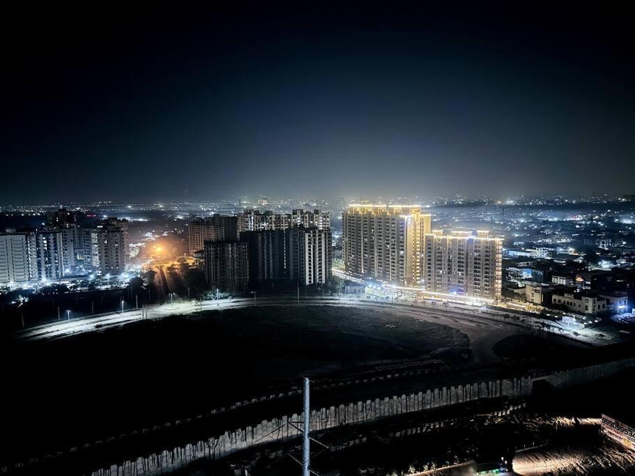 Luxury Apartment Near Pari Chowk Greater Noida Exteriör bild