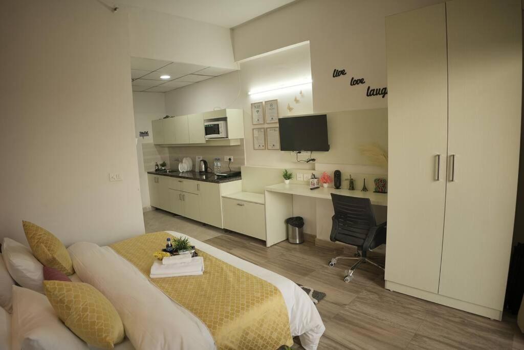 Luxury Apartment Near Pari Chowk Greater Noida Exteriör bild