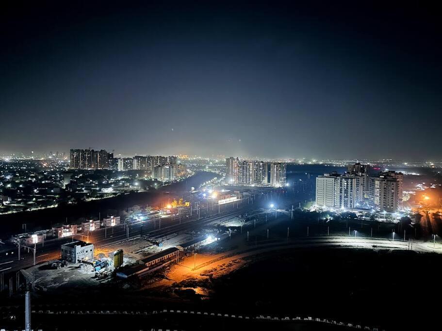 Luxury Apartment Near Pari Chowk Greater Noida Exteriör bild